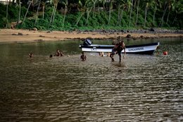 Archipel-des-Comores;-Baie;-Baignade;-Barge;-Cocotier;-Enfants;-France;-Gendarmerie;-Kaleidos;-Kaleidos-images;-La-parole-à-limage;-Laurent-Abad;-Mayotte;-Océan-Indien;-Stories-Pictures